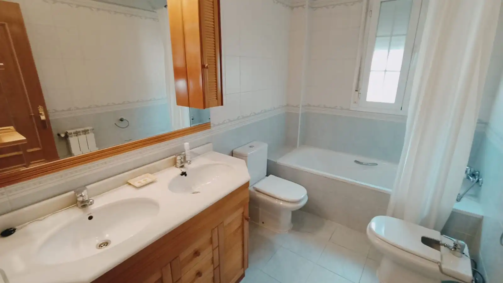 Baño de Casa adosada en venta en Villaviciosa de Odón con Calefacción, Jardín privado y Parquet