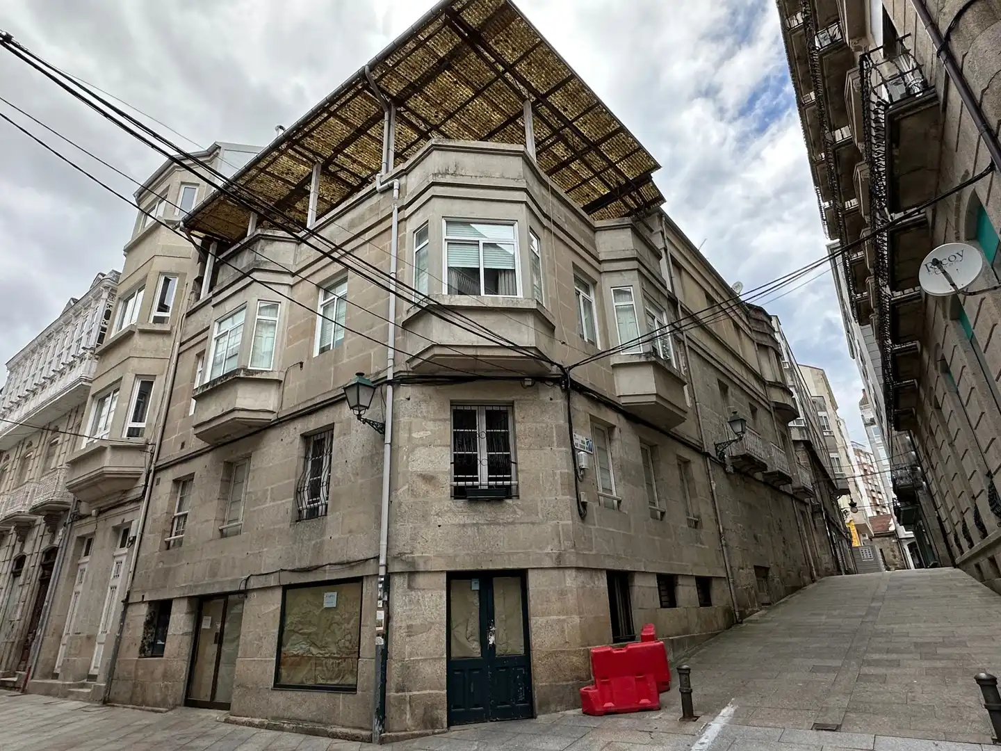 Vista exterior de Edificio en venta en O Carballiño  