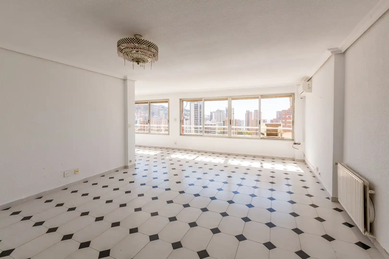 Habitación de Piso en venta en Benidorm con Aire acondicionado, Calefacción y Piscina comunitaria