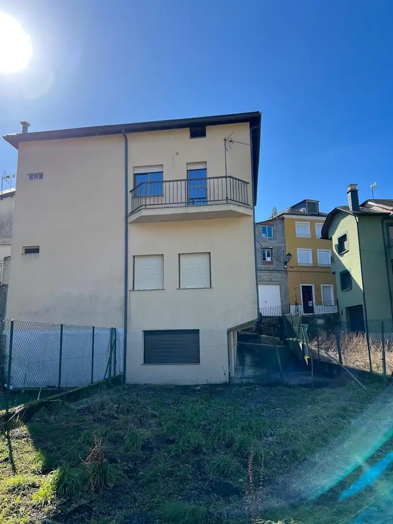 Vista exterior de Casa o xalet en venda en Vega de Valcarce amb Calefacció, Jardí privat i Terrassa