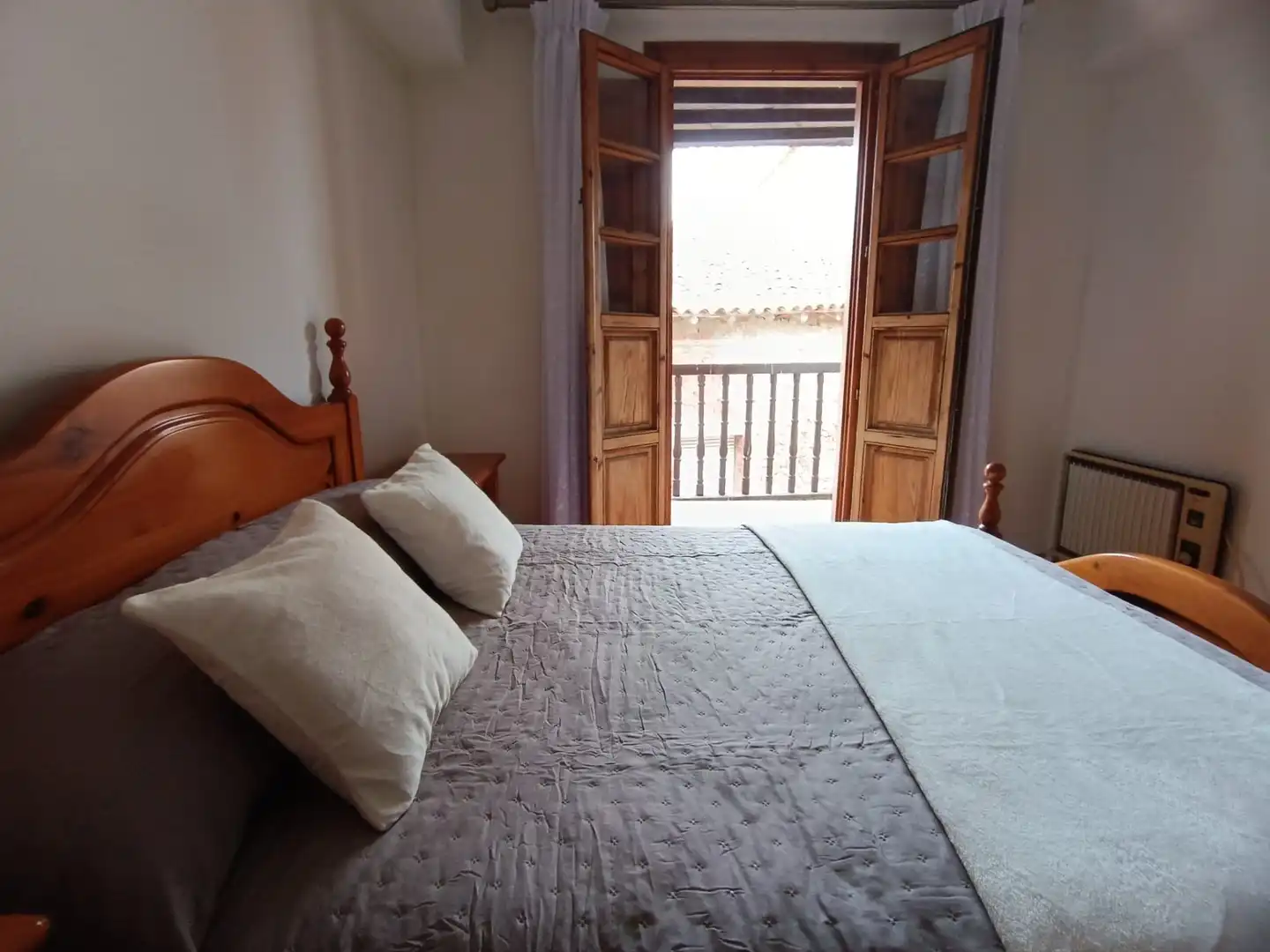 Schlafzimmer von Einfamilien-Reihenhaus zum Verkauf in Valdáliga mit Heizung, Abstellraum und Balkon