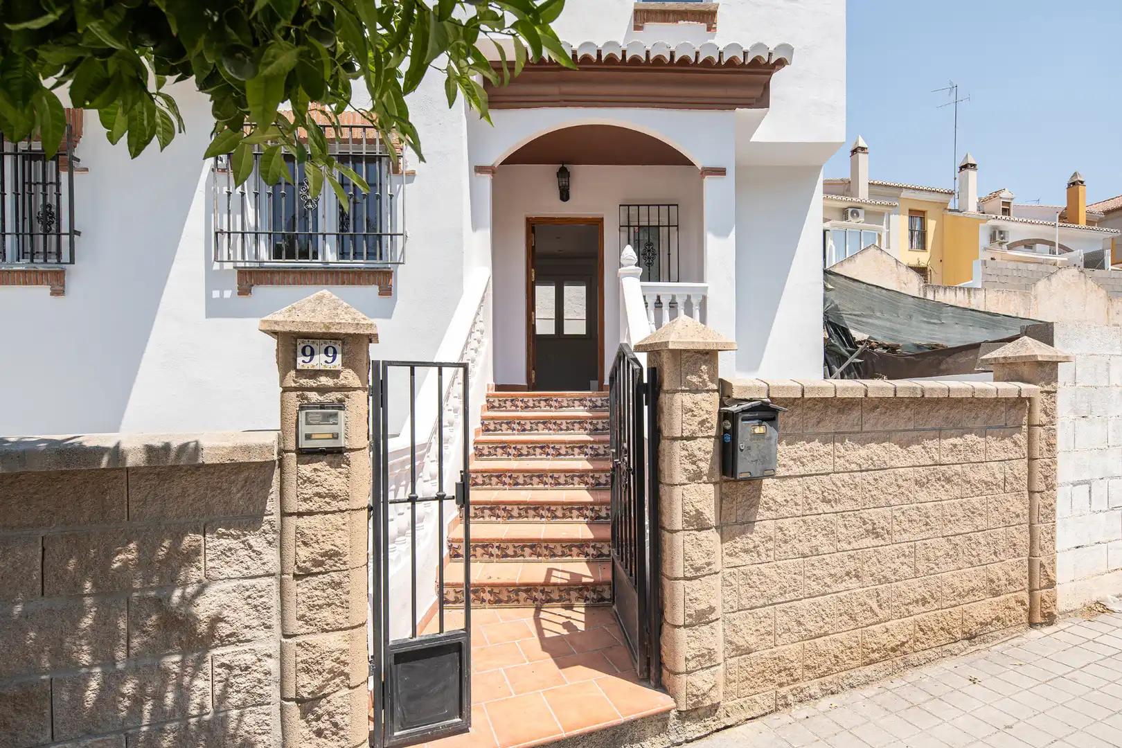 Vista exterior de Casa adosada en venda en Huétor Vega amb Jardí privat, Terrassa i Forn