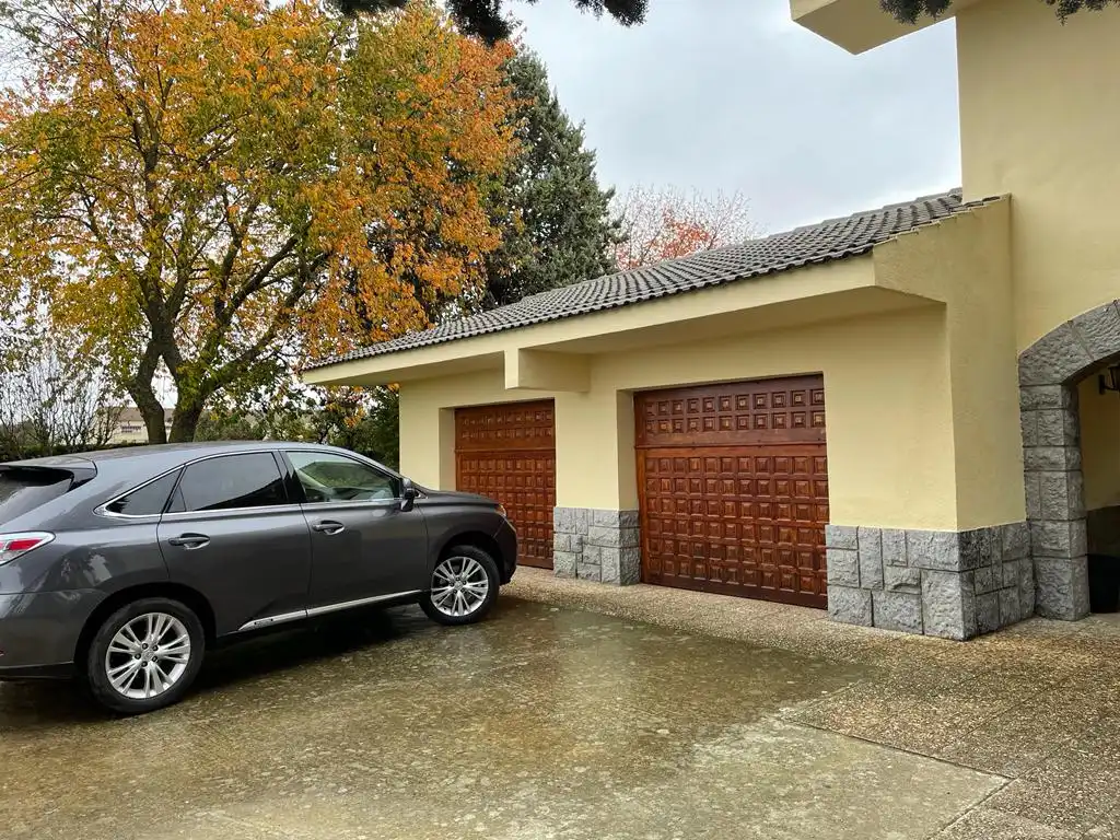 Vista exterior de Casa o xalet en venda en Castañares de Rioja amb Calefacció, Jardí privat i Parquet