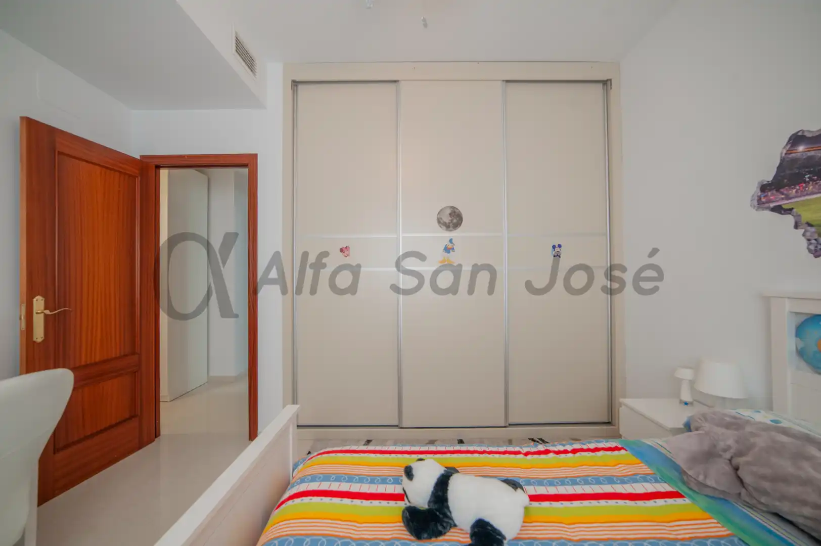 Dormitori de Casa adosada en venda en La Rinconada amb Aire condicionat i Moblat