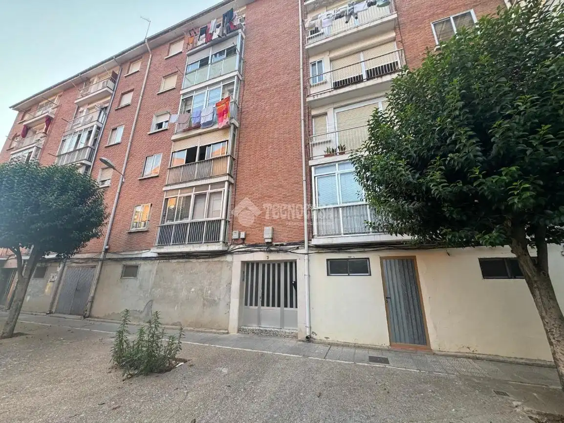 Vista exterior de Pis en venda en Palencia amb Calefacció, Traster i Balcó
