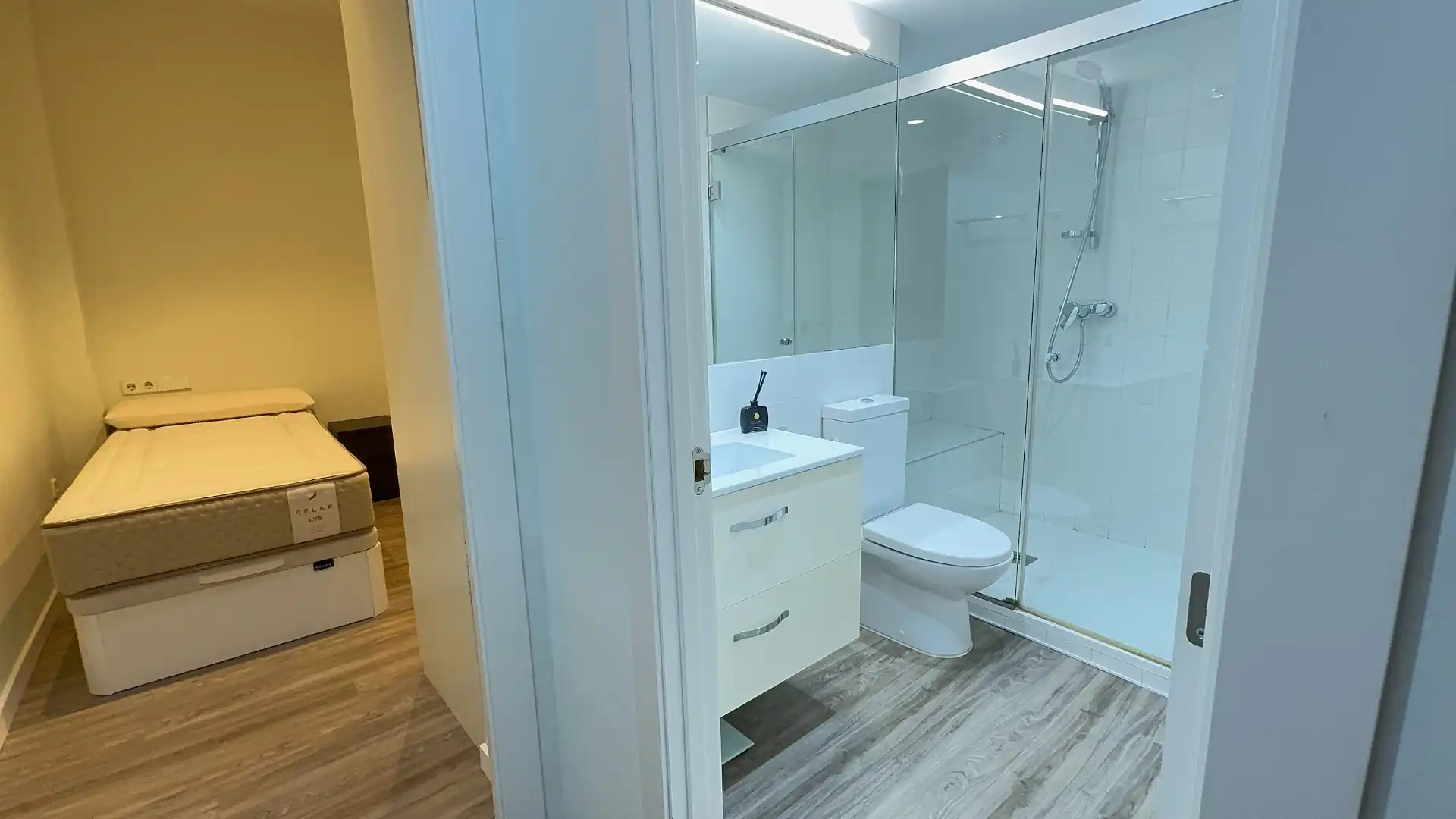 Bathroom of Apartments for sale in Valencia  with Air Conditioner, Heating and Parquet flooring