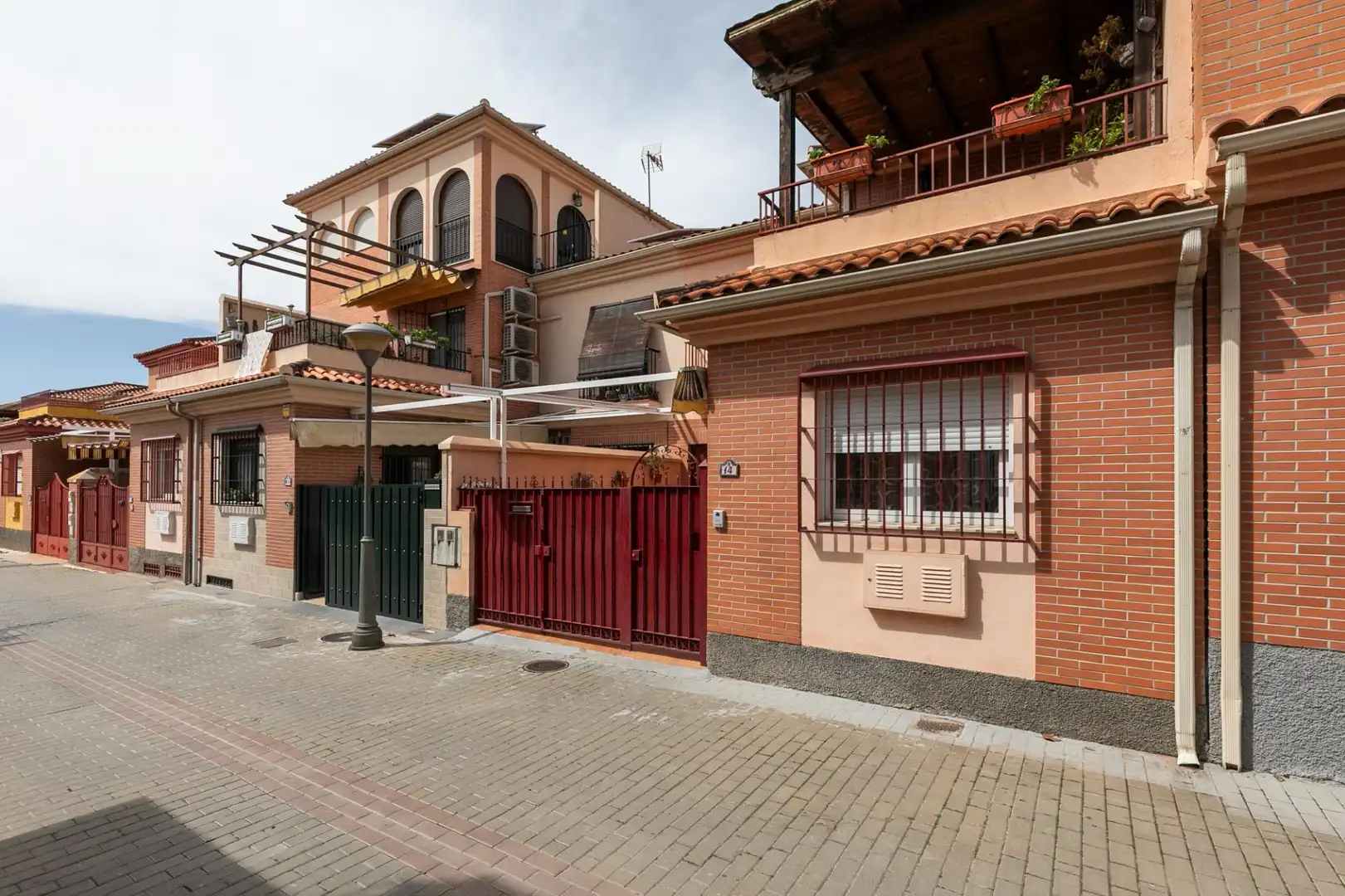 Vista exterior de Casa adosada en venta en Granada con Aire acondicionado, Calefacción y Terraza