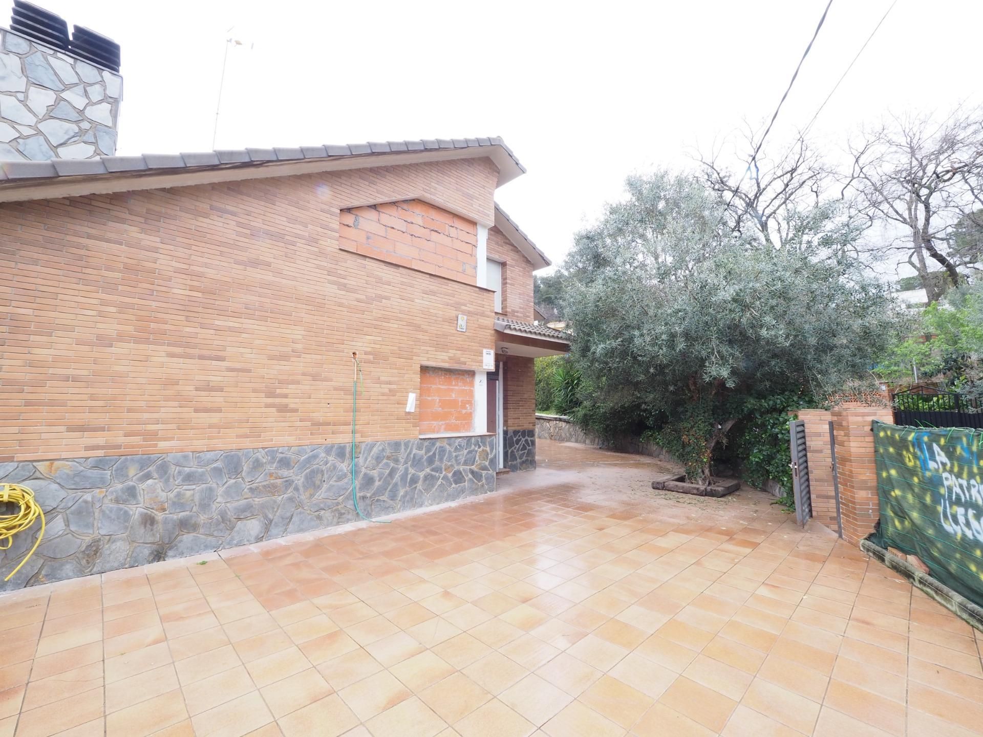 Exterior view of House or chalet for sale in Rubí  with Private garden and Storage room