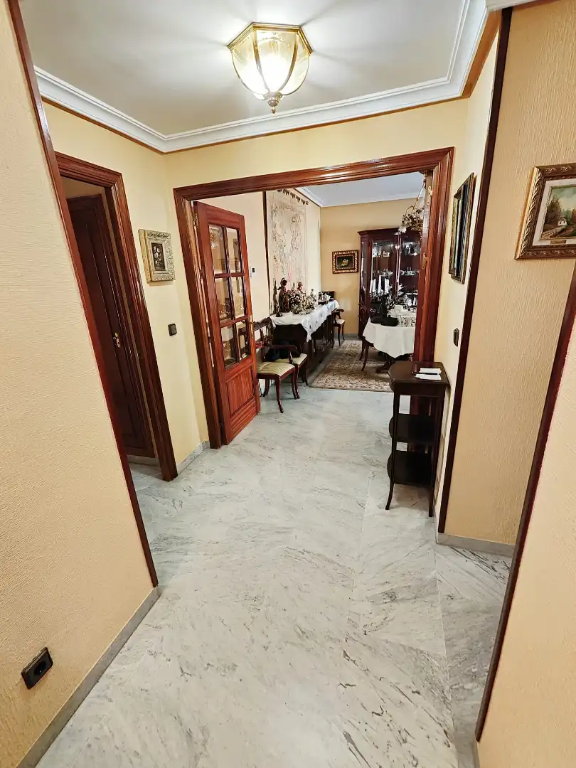 Wohnung zum Verkauf in Sevilla mit Klimaanlage, Terrasse und Gemeinschaftspool