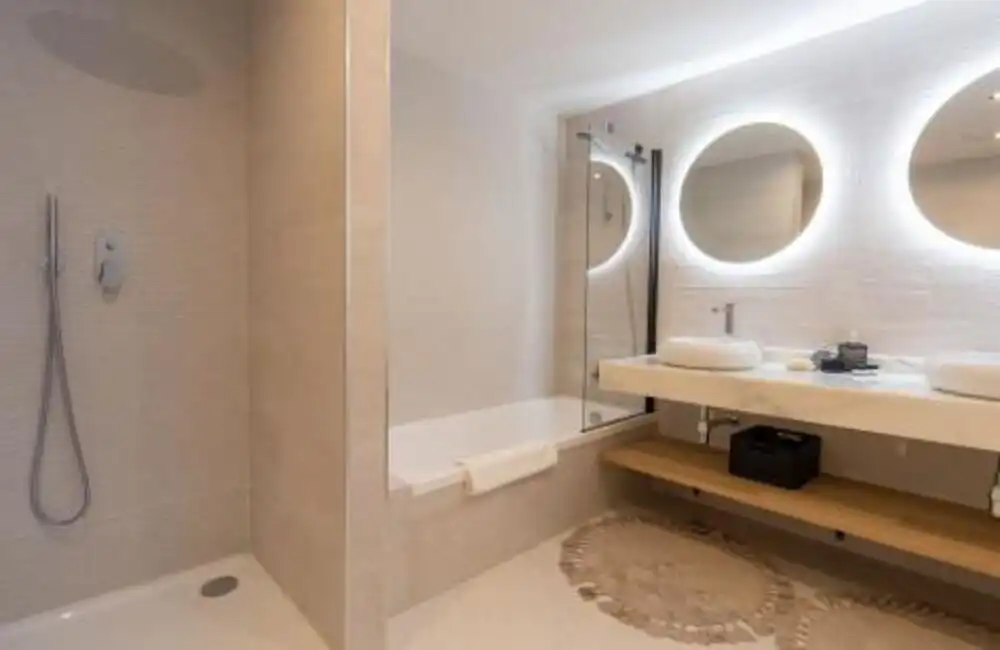 Baño de Apartamento de alquiler en Estepona con Aire acondicionado, Terraza y Piscina