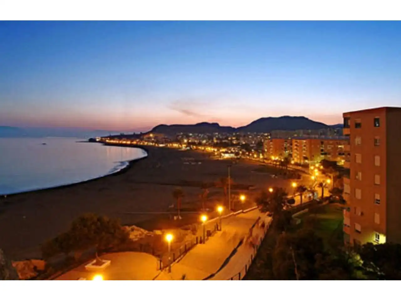 Vista exterior de Àtic en venda en Rincón de la Victoria amb Aire condicionat i Terrassa
