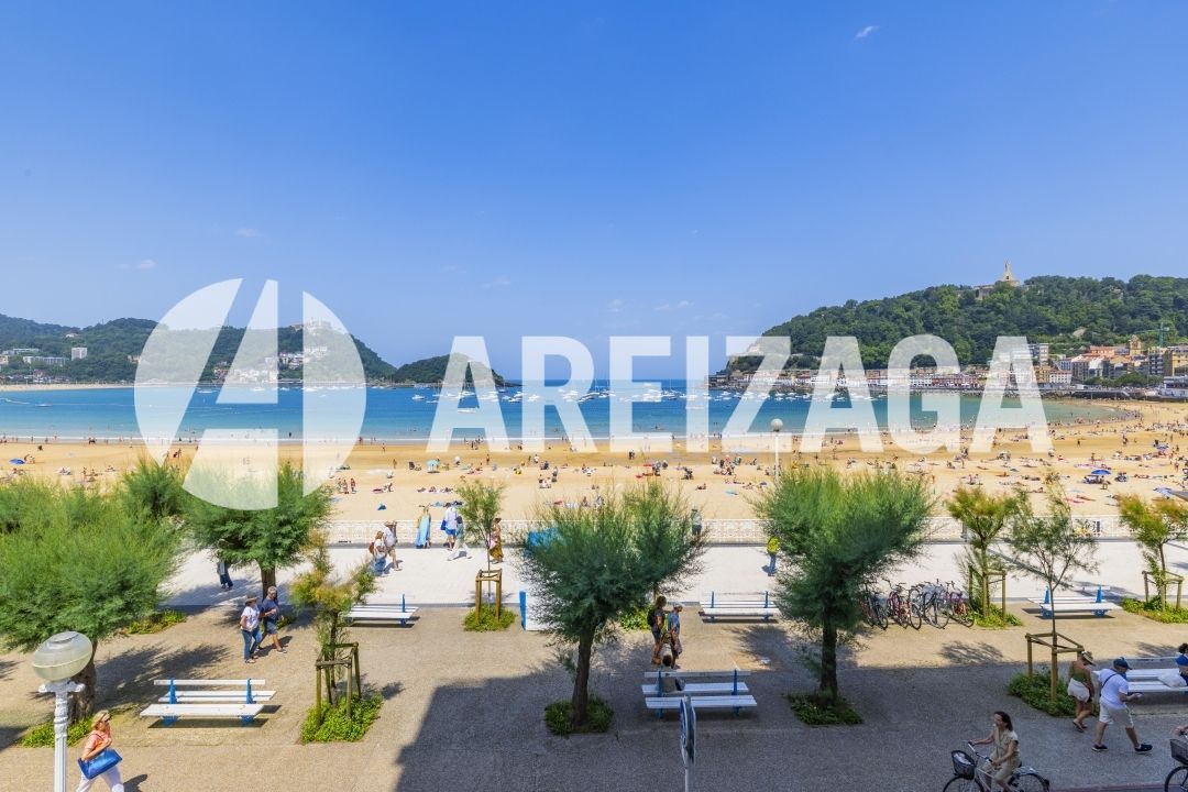Vista exterior de Pis en venda en Donostia - San Sebastián  amb Calefacció, Terrassa i Traster