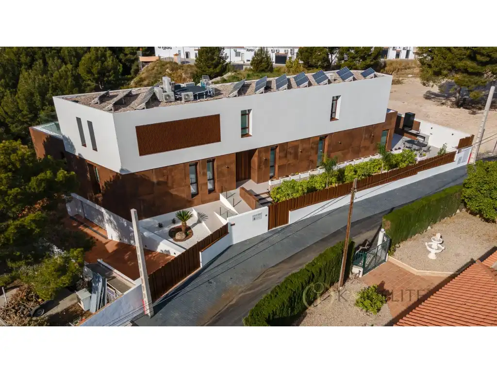 Vista exterior de Casa o xalet en venda en Benidorm amb Aire condicionat, Terrassa i Piscina