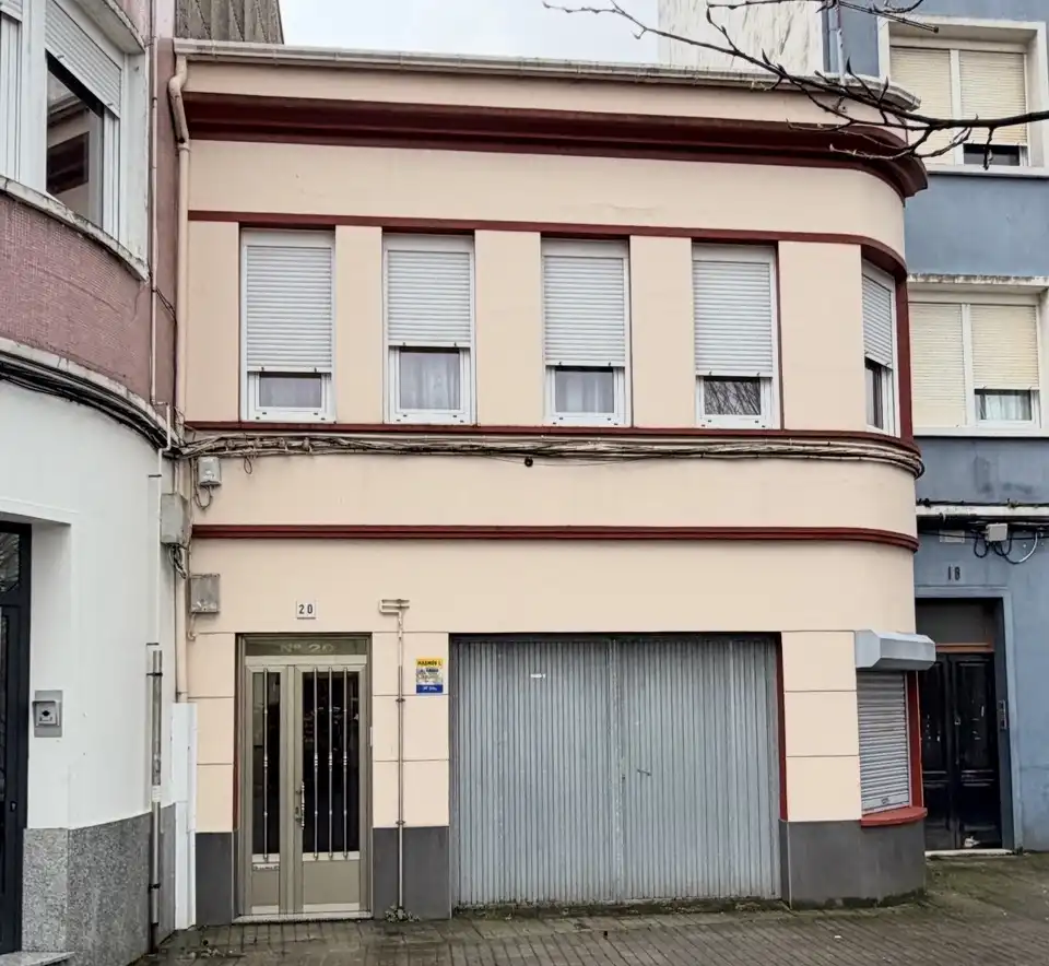 Außenansicht von Einfamilien-Reihenhaus zum Verkauf in Ferrol mit Heizung, Abstellraum und Alarm