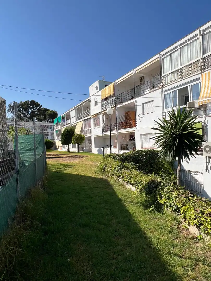 Außenansicht von Wohnung zum Verkauf in Benalmádena mit Klimaanlage, Privatgarten und Terrasse