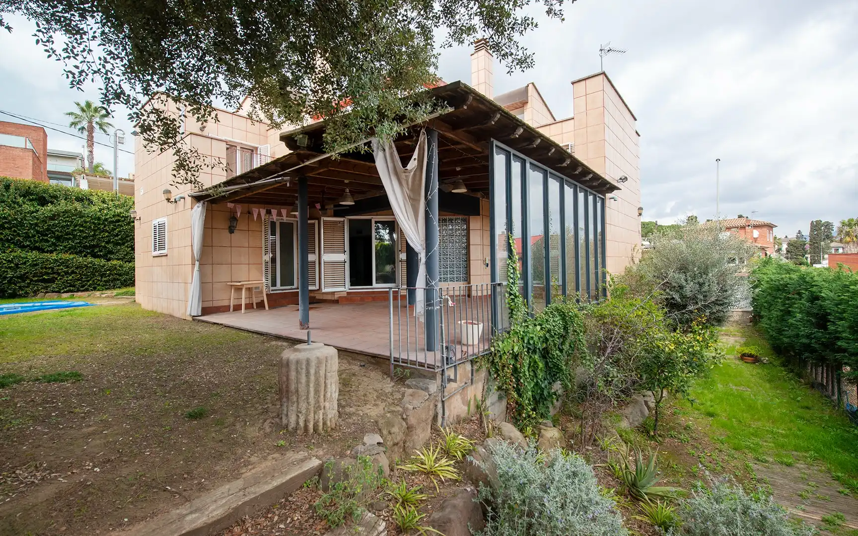 Vista exterior de Casa o chalet en venta en Sant Boi de Llobregat con Aire acondicionado, Jardín privado y Trastero