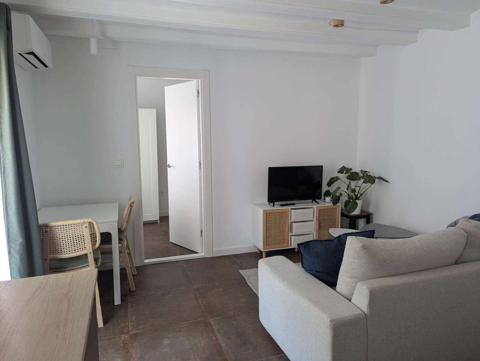 Living room of Apartment to share in  Barcelona Capital  with Air Conditioner and Terrace