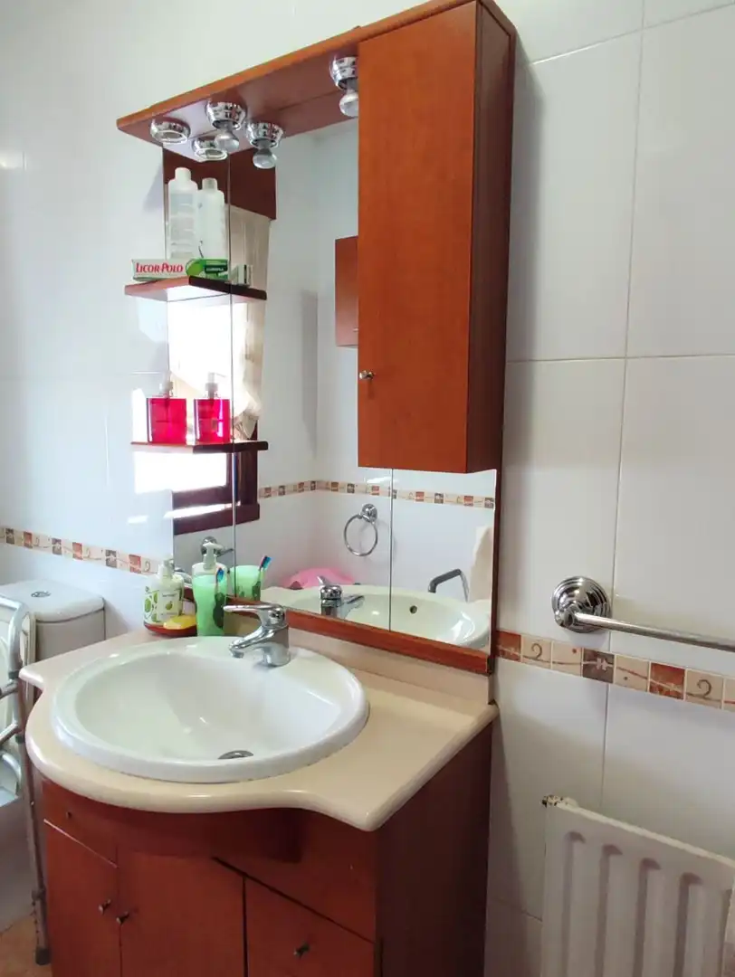 Bany de Casa o xalet en venda en Carral amb Jardí privat, Terrassa i Moblat
