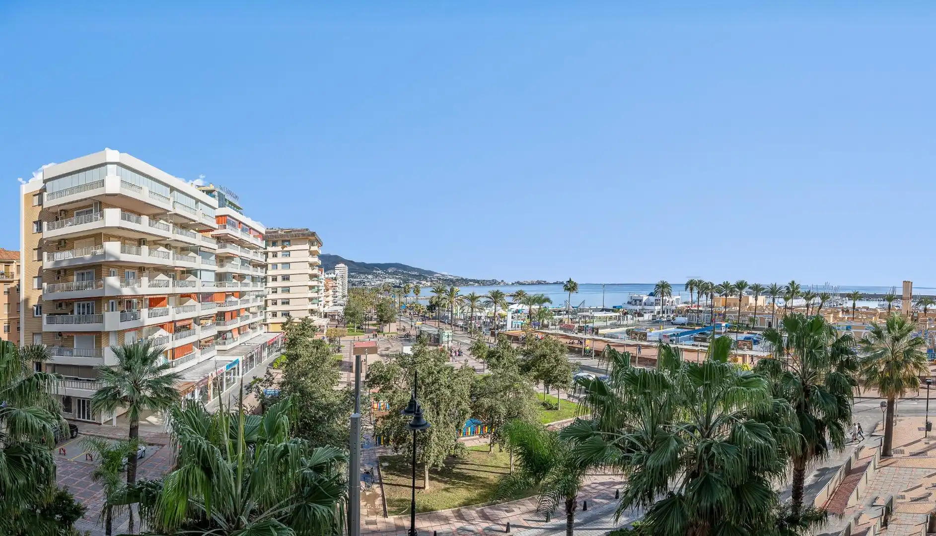 Vista exterior de Apartament en venda en Fuengirola amb Aire condicionat, Calefacció i Jardí privat