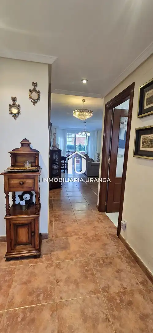 Vista exterior de Casa o xalet en venda en Laredo amb Calefacció, Terrassa i Moblat