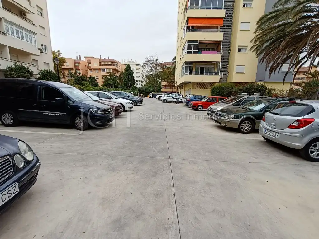 Parking de Piso en venta en Fuengirola con Piscina, Horno y Lavadora