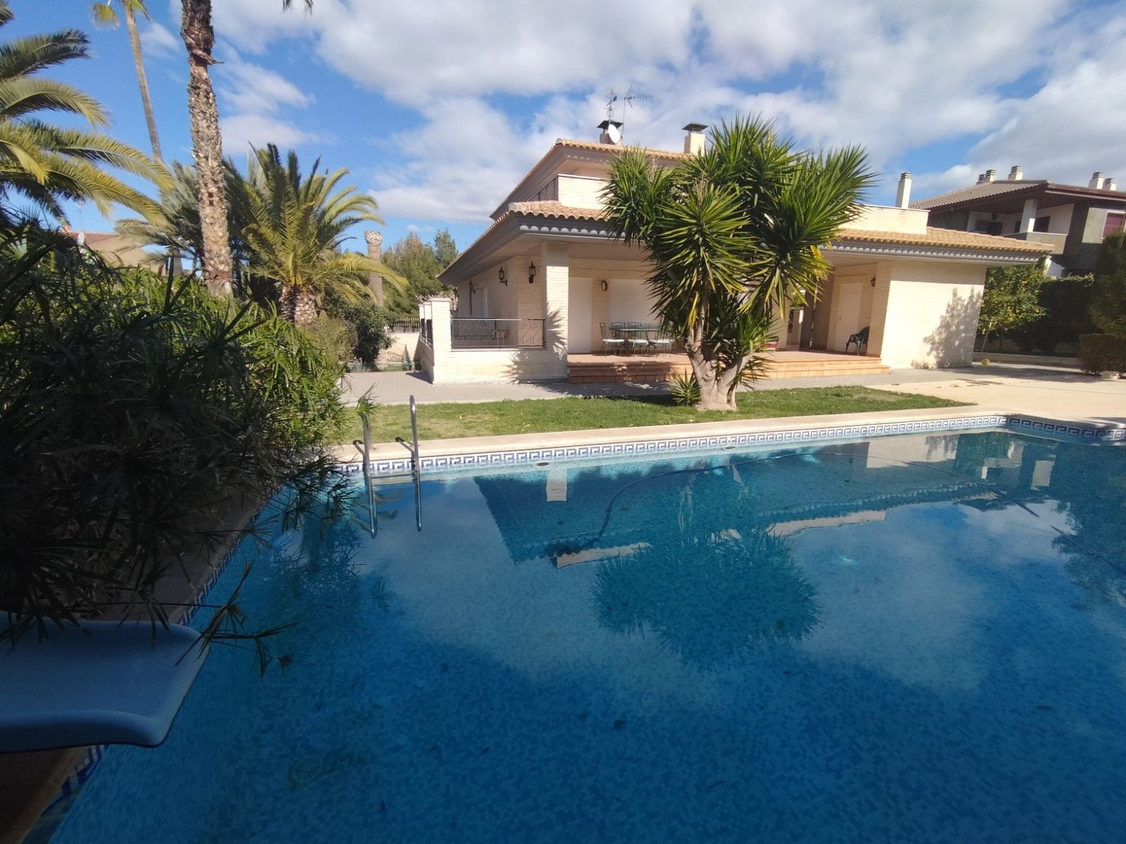 Piscina de Casa o xalet en venda en Elda amb Aire condicionat, Jardí privat i Parquet
