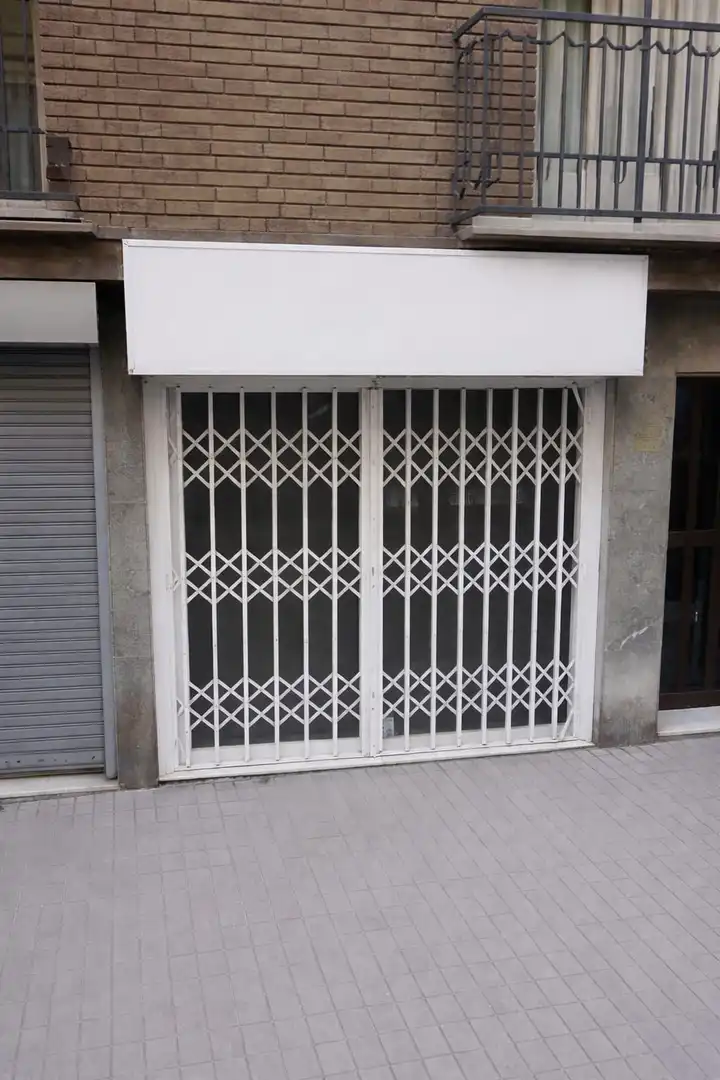 Vista exterior de Local en venta en Cornellà de Llobregat