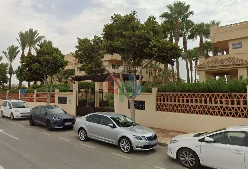 Vista exterior de Piso en venta en Roquetas de Mar con Terraza y Piscina comunitaria