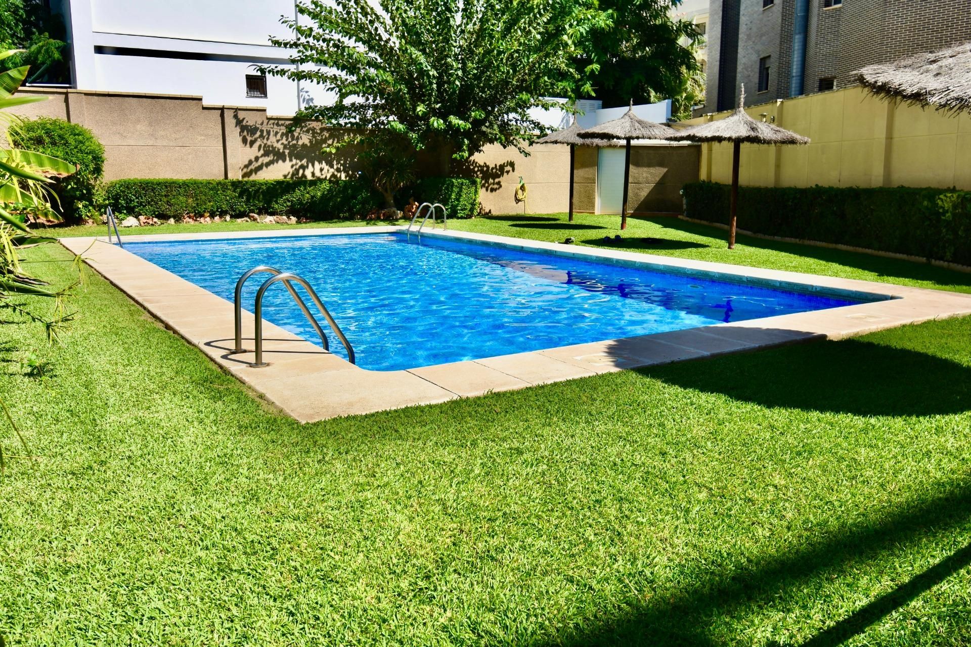 Piscina de Apartament en venda en El Campello amb Aire condicionat, Calefacció i Jardí privat