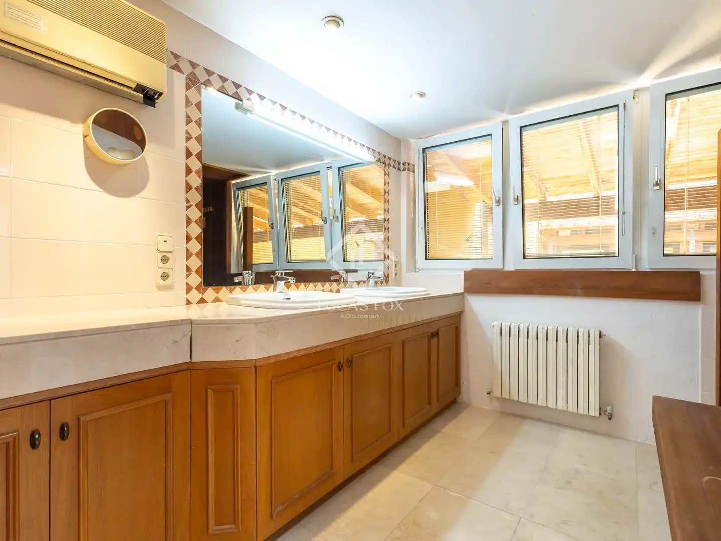 Bathroom of Houses for sale in Esplugues de Llobregat  with Air Conditioner, Heating and Private garden
