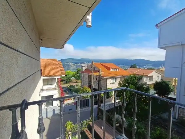 Vista exterior de Pis en venda en Redondela amb Calefacció, Terrassa i Traster