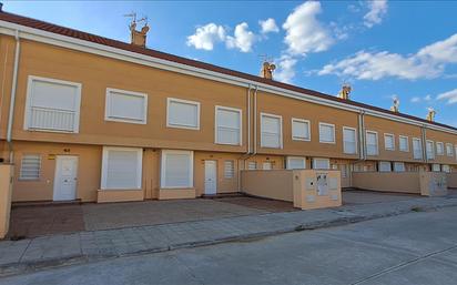 Vista exterior de Casa o xalet en venda en Cuéllar amb Terrassa