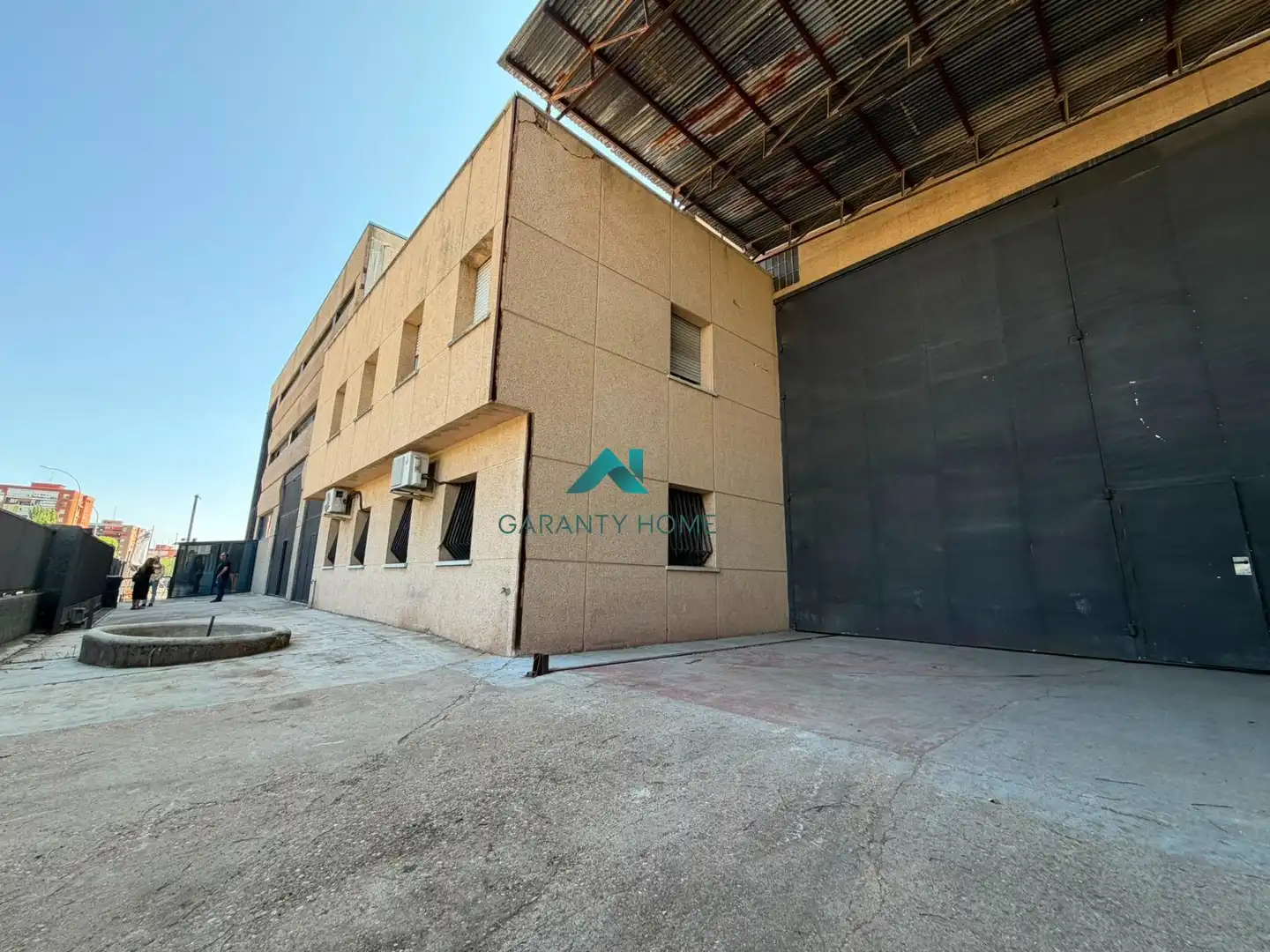 Vista exterior de Nau industrial en venda en Móstoles