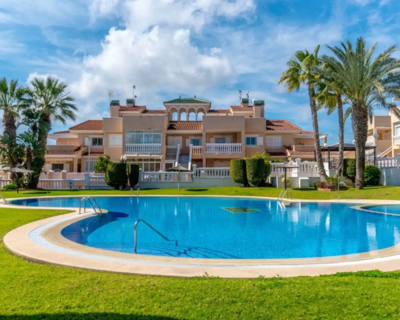 Vista exterior de Dúplex en venda en Orihuela amb Aire condicionat, Calefacció i Piscina
