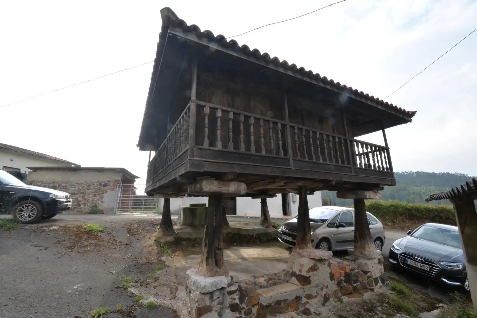 Vista exterior de Finca rústica en venda en Oviedo  amb Traster