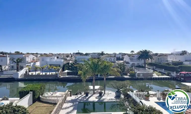 Vista exterior de Casa o chalet en venta en Empuriabrava con Aire acondicionado, Piscina y Amueblado