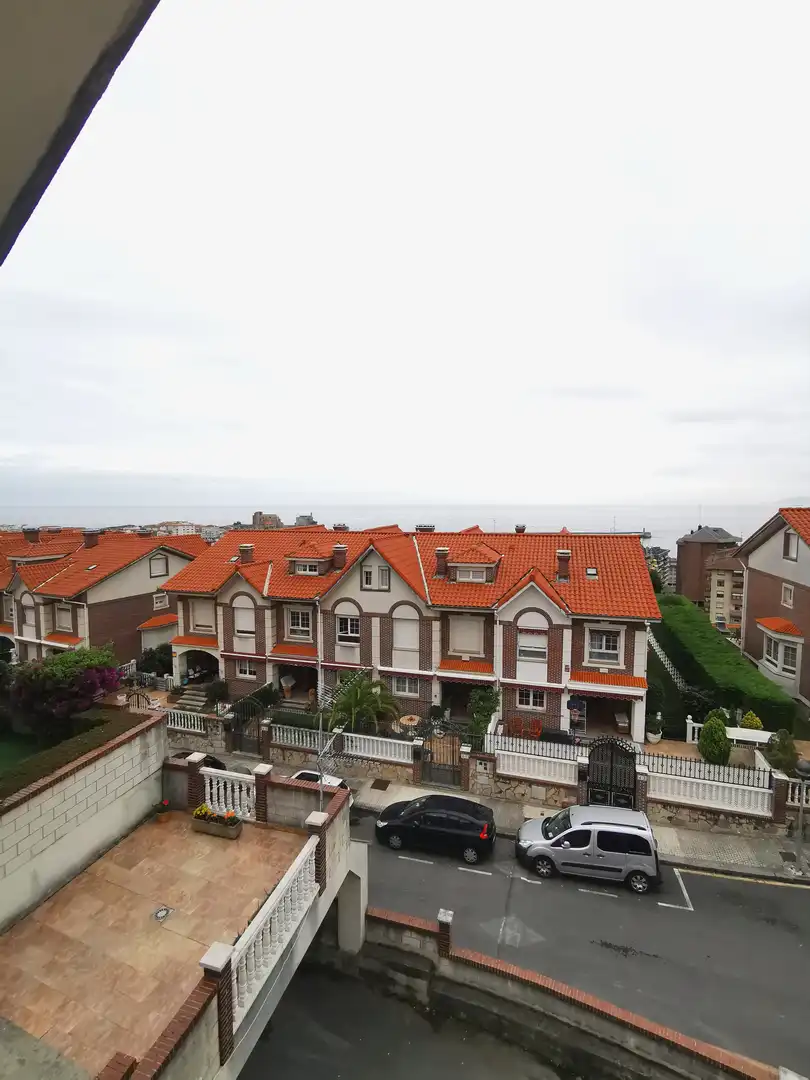 Vista exterior de Casa o xalet en venda en Castro-Urdiales amb Calefacció, Jardí privat i Terrassa