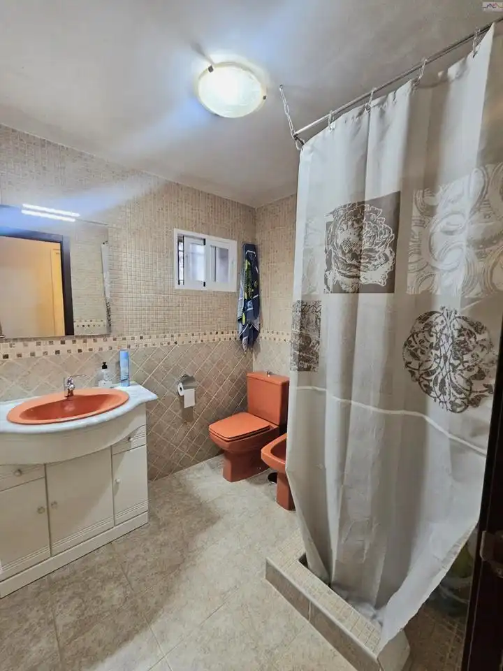 Bany de Casa o xalet en venda en Villa del Prado amb Traster i Piscina