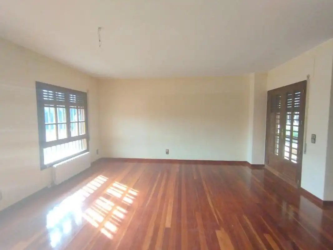 Sala d'estar de Casa o xalet en venda en Zaragoza amb Jardí privat