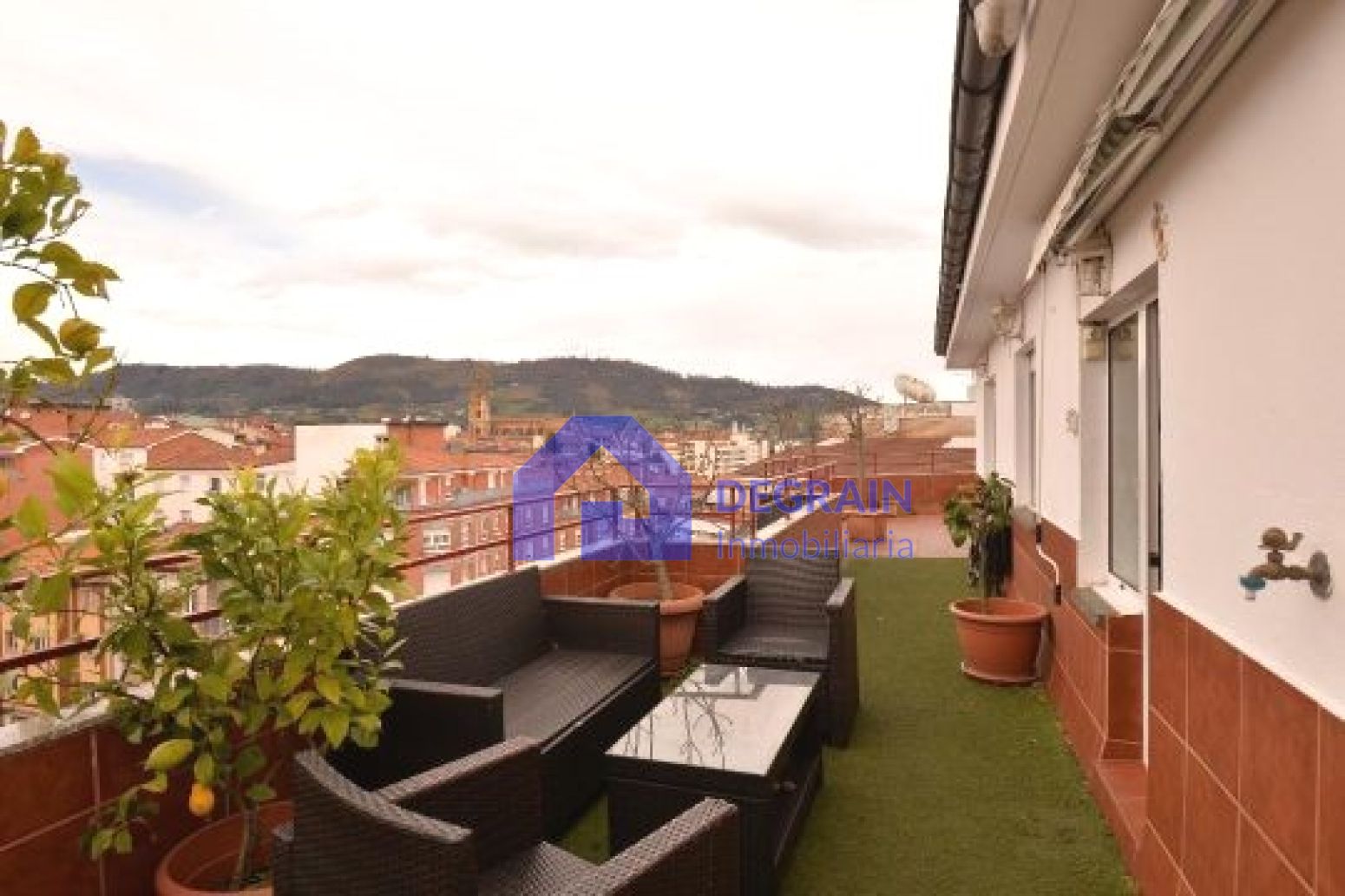 Terrassa de Pis en venda en Oviedo  amb Calefacció, Terrassa i Traster