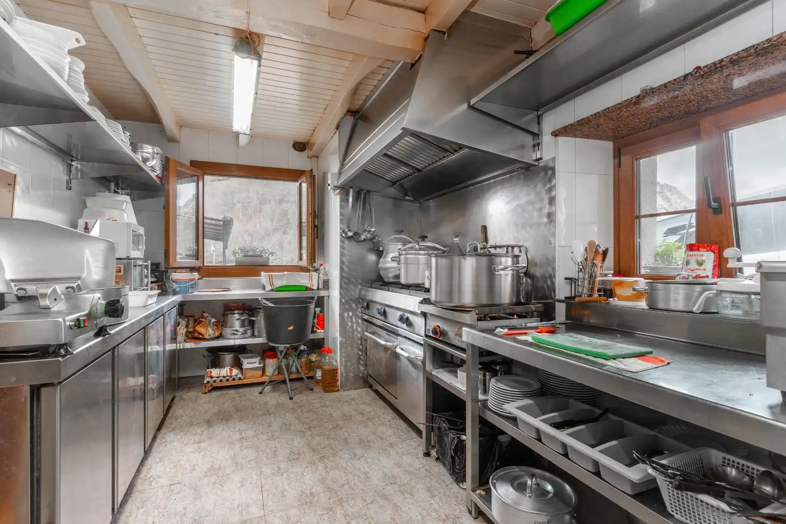 Cocina de Casa o chalet en venta en Caso con Calefacción, Jardín privado y Terraza