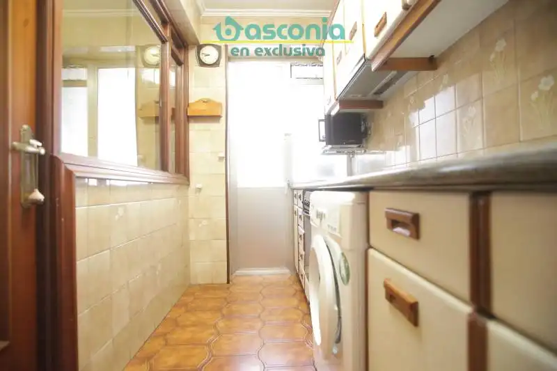 Cuina de Pis en venda en Basauri  amb Calefacció, Moblat i Balcó