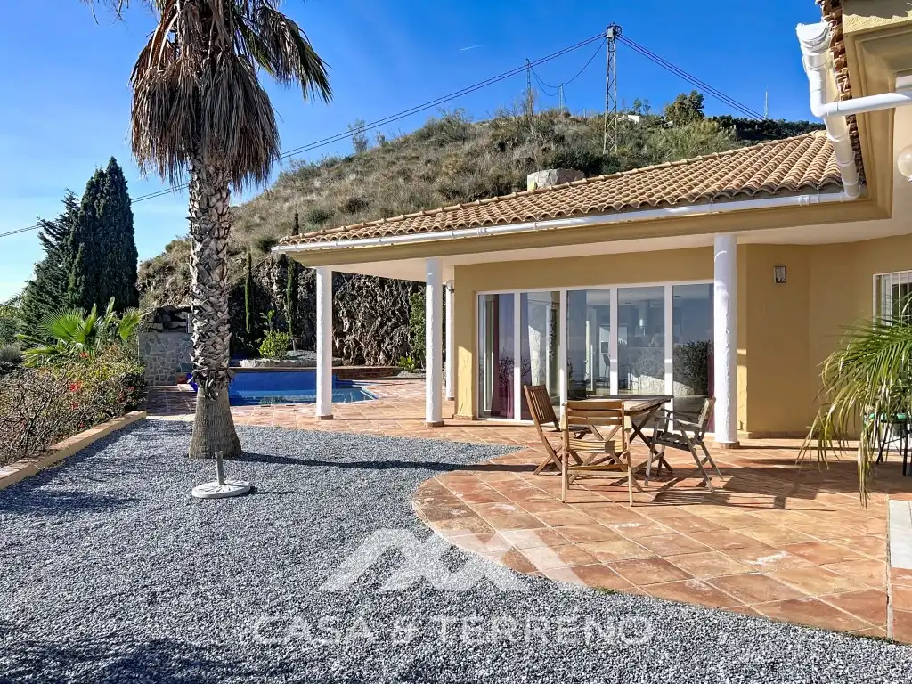 Vista exterior de Casa o xalet en venda en Algarrobo amb Jardí privat, Terrassa i Piscina