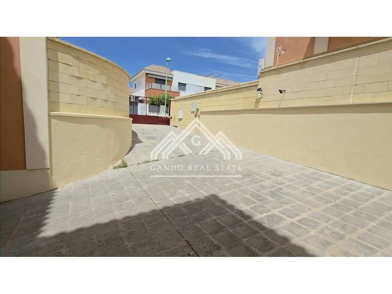 Vista exterior de Casa adosada en venda en Dos Hermanas amb Aire condicionat i Jardí privat