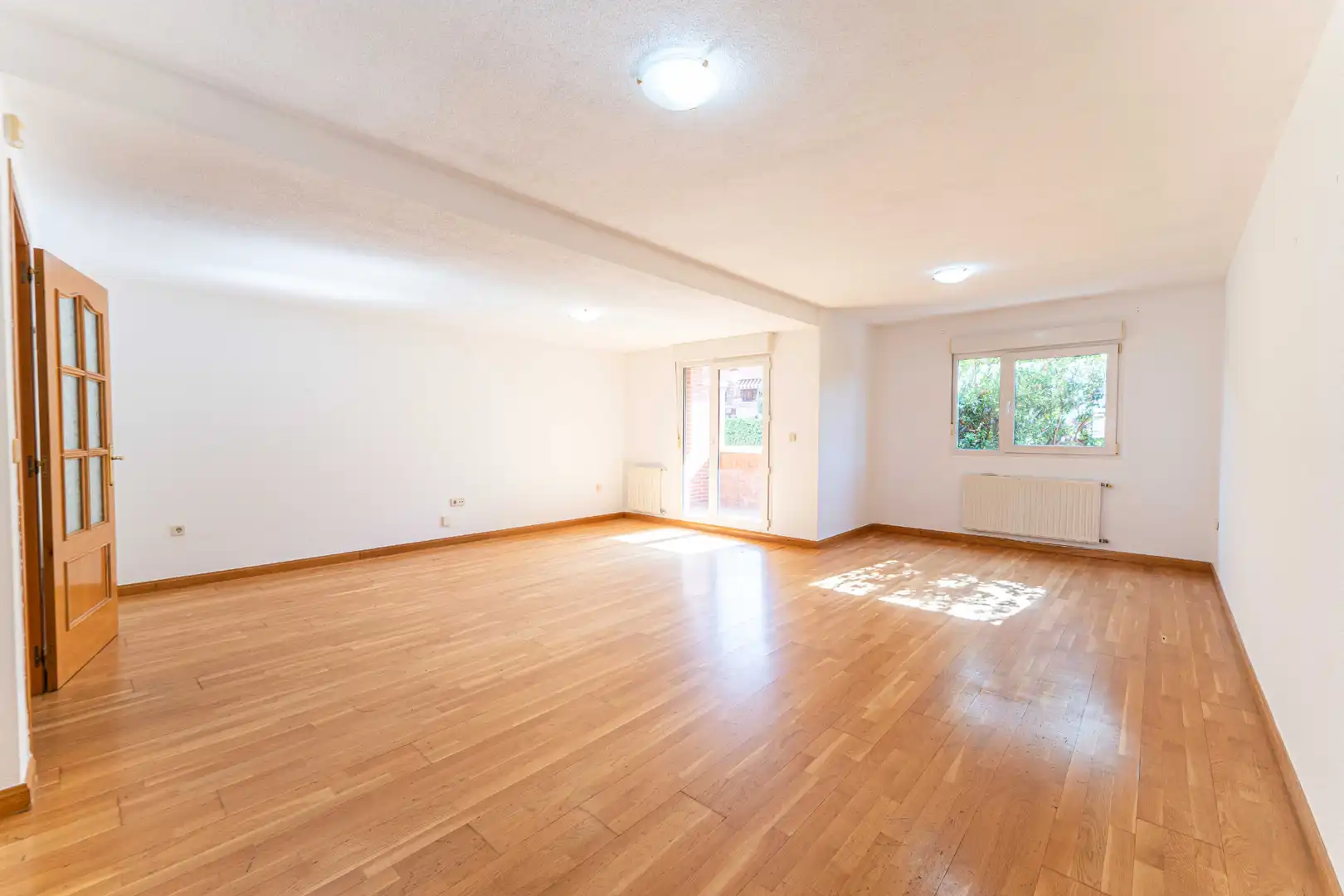 Sala de estar de Casa adosada en venta en Las Rozas de Madrid con Calefacción, Jardín privado y Parquet