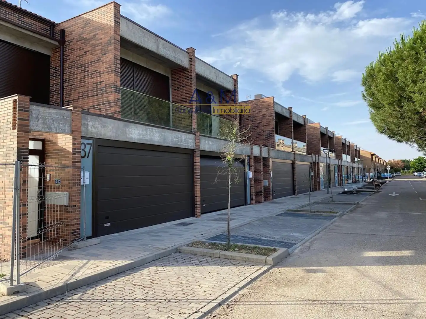 Vista exterior de Casa adosada en venda en Laguna de Duero amb Calefacció, Jardí privat i Terrassa