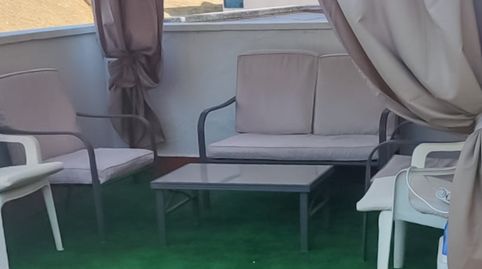 Precioso chalet adosado de 5 dormitorios, 3 baños, terraza y patios, con aparcamiento privado.