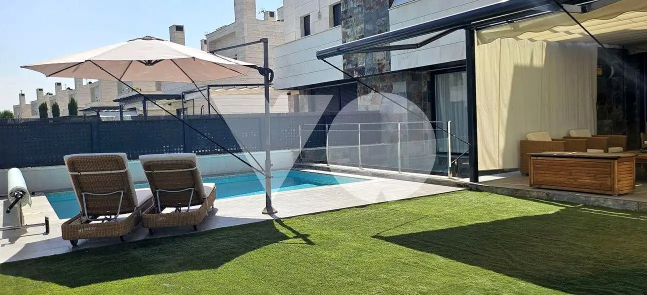 Schwimmbecken von Haus oder Chalet zum Verkauf in Villanueva de la Cañada mit Klimaanlage, Heizung und Privatgarten