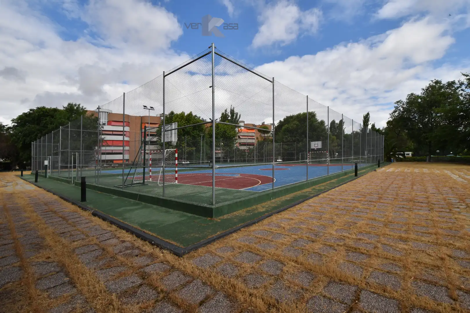 Vista exterior de Piso en venta en Pinto con Calefacción, Terraza y Piscina comunitaria