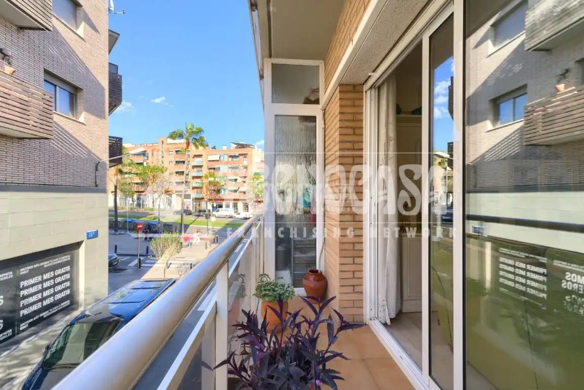 Vista exterior de Pis en venda en Cornellà de Llobregat amb Balcó